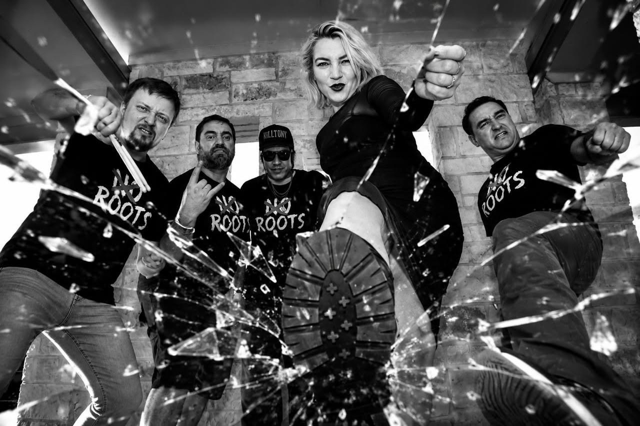 NO ROOTS band in the studio